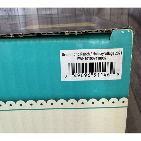 The Pioneer Woman Drummond Ranch Holiday Village 2021 Light-Up Christmas Barn - Picture 13 of 16